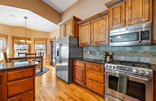 New! Black Bear Inn - Pet friendly - trailer parking - walk to lake - rustic - Foto 6