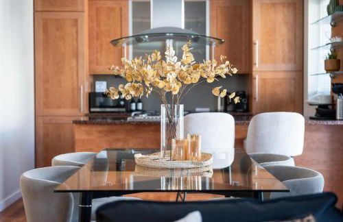 Central 2BR Park Royal Apartment with Balcony and Parking - Photo 25