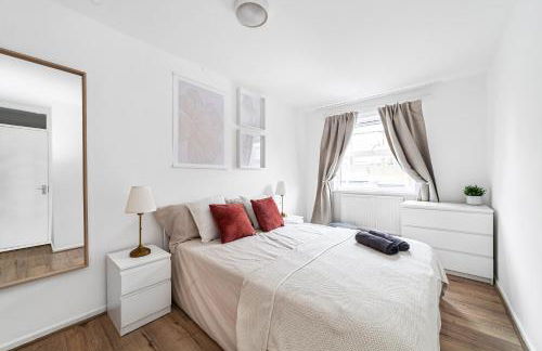 Arte Stays - 3-Bedroom Bright House London, Haggerston, Garden, Parking, 8 min walk to Haggerston Station, weekly or monthly stays, serviced accommodation - 7 guests - Foto 1