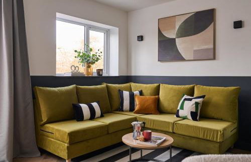 Beautiful 4 Bedroom - Close to QE Hospital & Uni - Photo 1