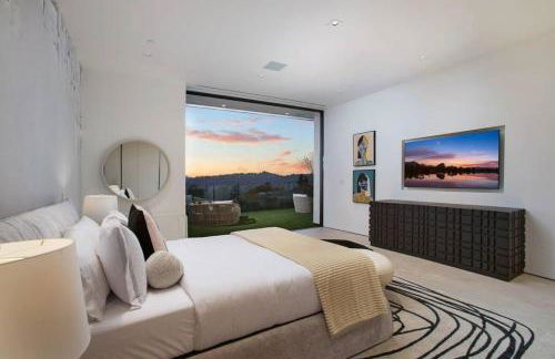 Ultra-Luxurious BH Estate with Pool, Theatre, Views - Foto 40