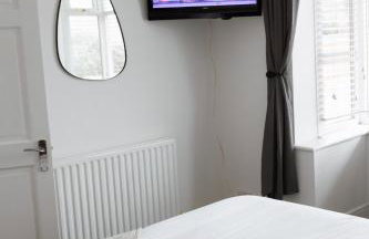 Large 4 Bed Home - Fast Wifi, Smart TV's & Free Parking - Near A66 - Foto 7