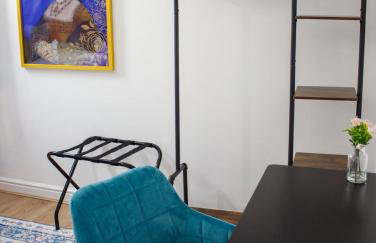 6 BR 3 Bath Spacious Tudor House & Free Parking - Foto 37