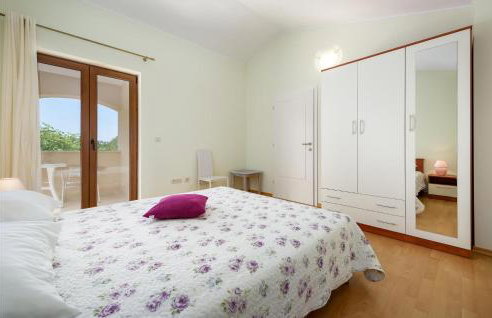 Three-Bedroom Holiday Home In Tinjan - Photo 26