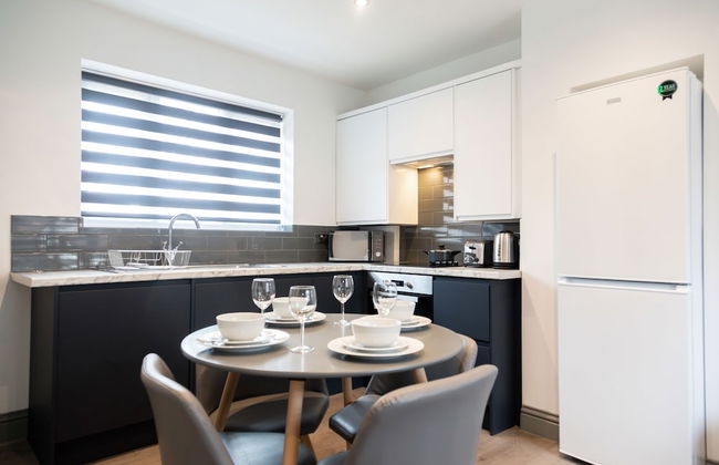 4 Bed - Sleeps 6 - Private Garden - Free Parking - Foto 15