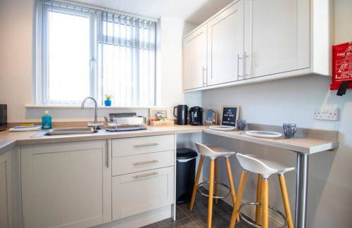 The Little Blue House by Sheppey Stays -Cosy 2BR Blue House - Near Docks with Parking - Foto 41