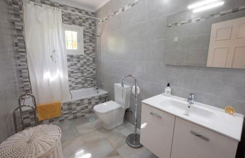 Private Heated Pool, Jacuzzi & 1225m2 garden in Villa Cipreses - Photo 42