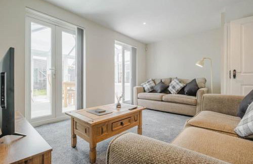 Charming House with Free Parking - Photo 6