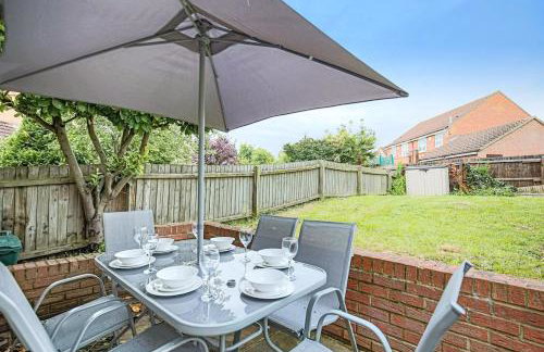 Grace House - Prime Location - Driveway Parking, Pool Table, Fast Wifi, Self Check-In and Smart TV with Sky TV and Netflix by Yoko Property - Photo 30