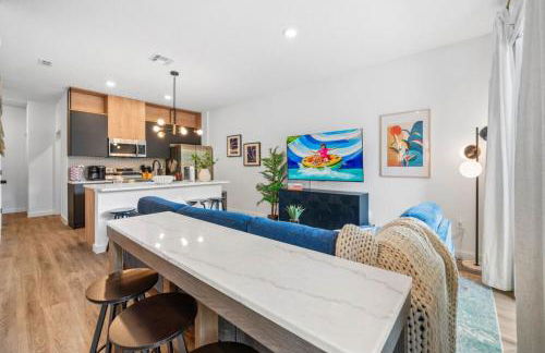 Colorful vibrant Oasis Sleeps 10, 10min to Disney - Photo 15