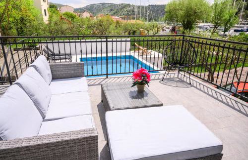 Mila and Jurija Formenti 2 apartments in heart of nautic marina, with heated swimming pool May till October, bikes, Sup, kajak, free parking in our garden - Photo 8