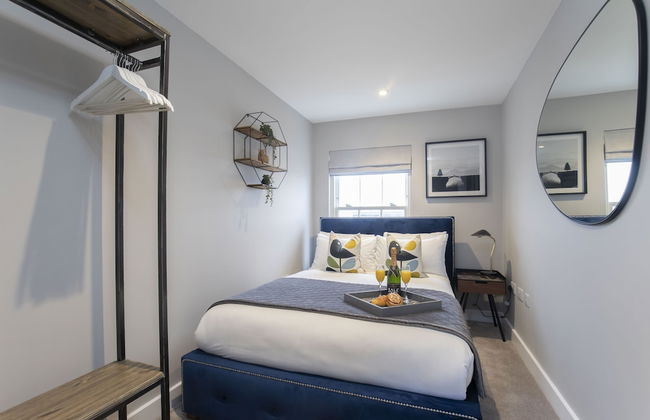 Elliot Oliver - Luxury 3 Bedroom Town Centre Apartment With Parking - Photo 9