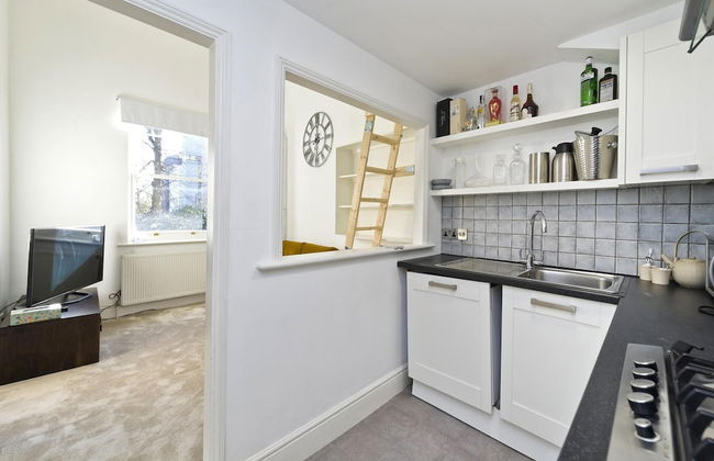 Bright one Bedroom Apartment With Balcony in Maida Vale by Underthedoormat - Foto 12