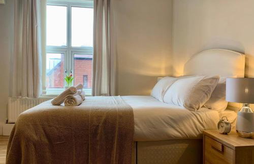6BR Home with Parking Near Wolverhampton - Foto 15