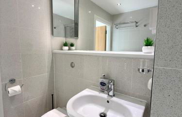 Luxury Waterfront Apartment With Panoramic View - Photo 7