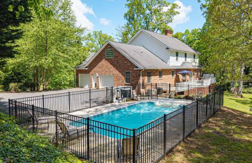 15 Minutes to Asheville! Spacious 7BR Luxury Home | Pool | Hot Tub | Game Room - Foto 17