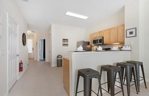 Charming 3BR Townhome Private Pool Walk to Clubhouse 9 Min Disney - Foto 20