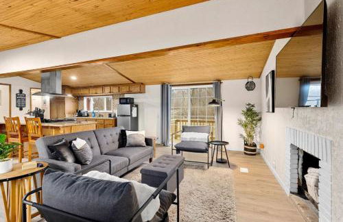 Comfort Cabin - 2BD Family Getaway in Creve Coeur - Photo 1