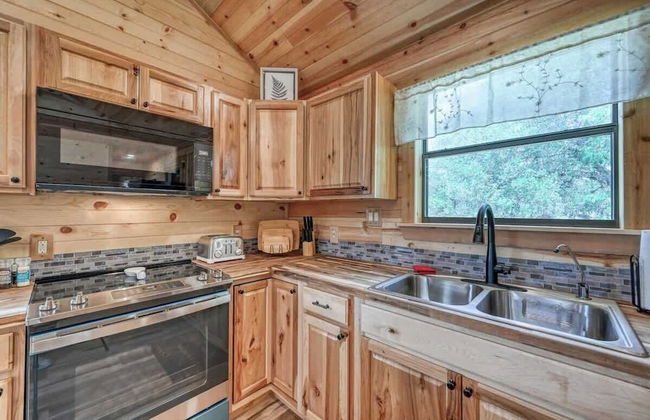 Cozy Cabin Firepit and Grill & 10 Mins to Main St - Foto 7