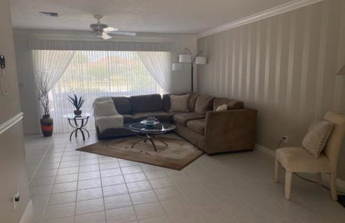 Just a short walk to the beach - Foto 3