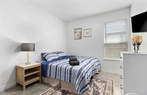 NEW 1 Story Townhome 6 BDs 5 Mile Baylor Scott & White Fenced Backyard - Professionally Managed by Stay Albatross - Foto 11