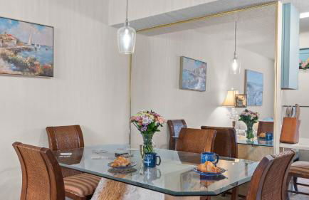 Steps from the Sand Bright Coastal Stay w Pool Access Coastal Hideaway by AvantStay - Foto 10