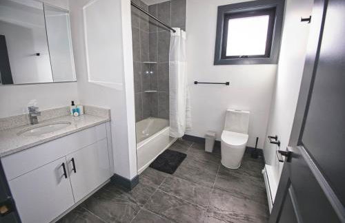 Spacious Apt 15 mins to NYC with Free Indoor Parking - Foto 5