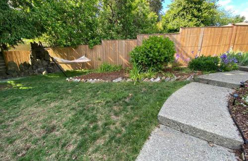 Basement Apartment w/ Hot Tub & Bombshelter! - Foto 27