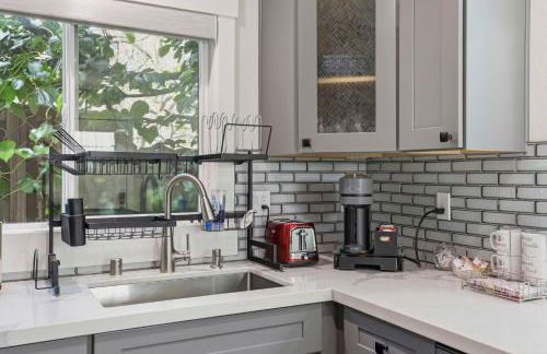 Angie Oasis Yard, Loft & Stocked Kitchen - Photo 6