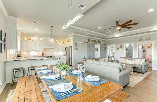 Walk to Shore Crystal Beach Escape with Deck and Bar! - Foto 8