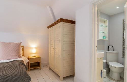 Stunning 5 Bed in the Centre of Bourton! - Photo 22