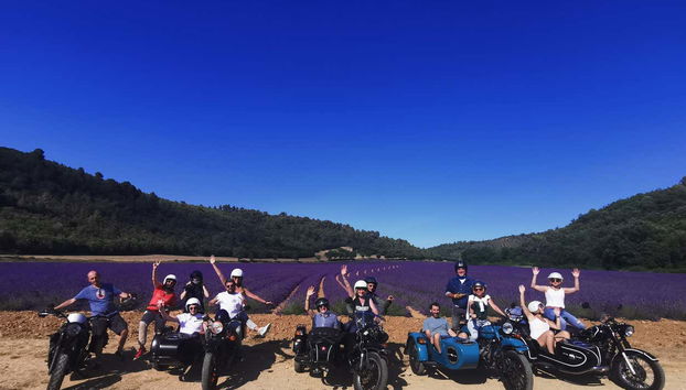 Foto de grupo junto aos campos de lavanda