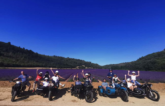 Balade privée en side-car dans les vignobles et les champs de lavande - Photo 1