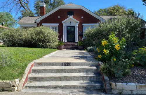 Charming home with pool, enclosed yard, patio & great Woodlawn Lake location - Foto 1