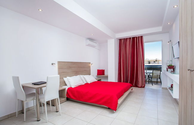 Stay Helios - Aparts & Pool Suites - Photo 13