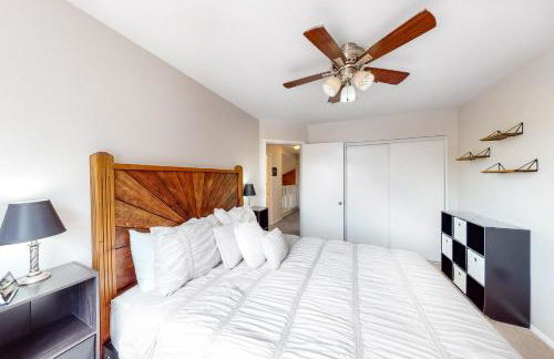 Retro home with enclosed yard, covered patio, grill, firepit, AC, & washer, dryer - Foto 12