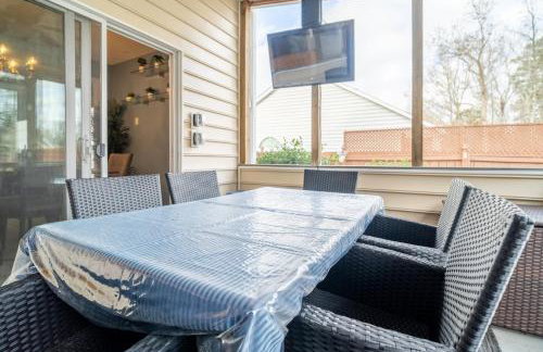 Tropical Oasis with Tiki Bar, Firepit, Seasonal Pool - Foto 50