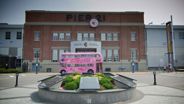 Bus touristique devant le Musée canadien de l'immigration