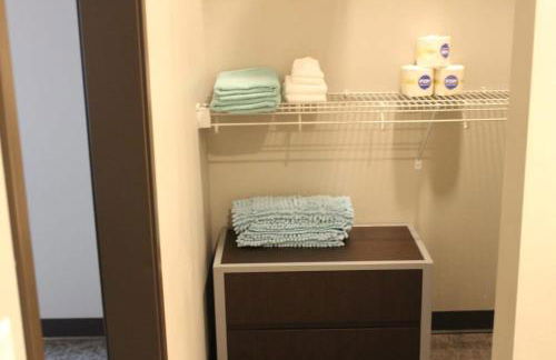 Spacious 2BR Suite Plus Patio Near Iowa State - Foto 15