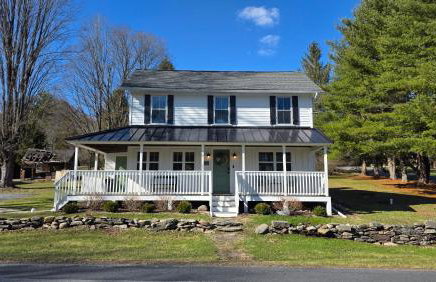 Pocono Farmhouse - Fully Renovated 1881 Home - Foto 1