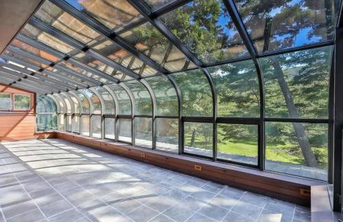 Stream-Side Atrium Home with Side Rooms & Pool Table - Foto 3