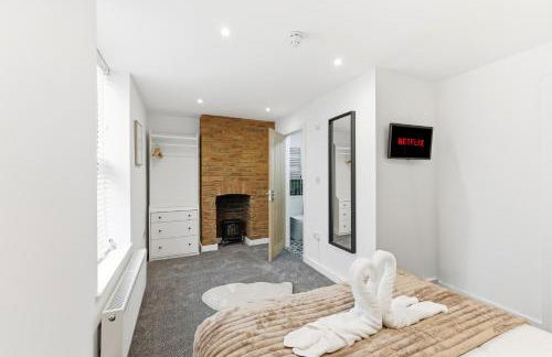 Stylish Duplex Apartment - Excellent Location - Free Parking, Virgin TV, Fast Wifi and Self-Check-In by Yoko Property - Photo 5