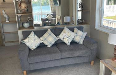 Chichester Lakeside Holiday Park Lakefront Lodge - Foto 15