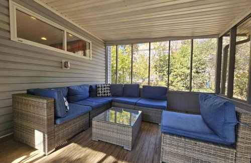 Gorgeous 3BR Home with Backyard - Foto 16