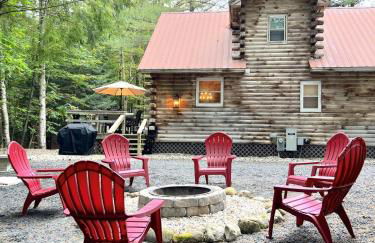Stylish Forest Lodge with Large Hot Tub, Firepit and Fireplace minutes to Gore Mountain - Foto 24