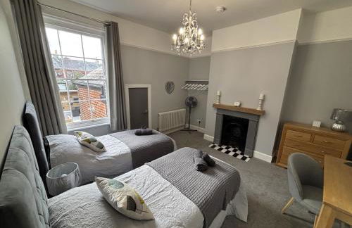 Sleeps 7 Beaches, restaurants, buses, nearby! - Photo 9