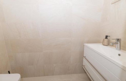 2 Bedroom Amazing Apartment In Lukovo - Foto 19