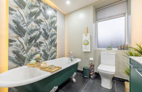 The Secret Garden, Donaghadee - The Hideaway - Stylish 5-Beds, and Lavish 3-Bedrooms - Guests 7 - Super Fast Speed Wi-FI - Foto 40