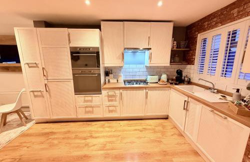 Fantastic 2-Bed House with Parking - Hosted by Hutch Lifestyle - Foto 23