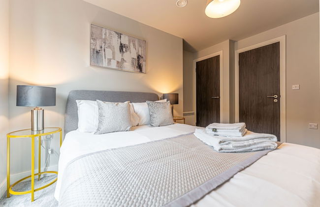 Stylish 2 Bed 2 Bath Apt in BMH City Centre - Photo 2